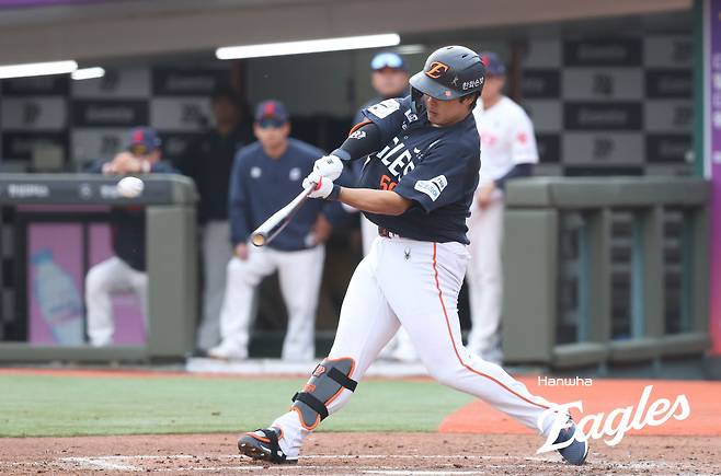 18일 오후 부산 사직야구장에서 열린 '2026 신한 SOL KBO리그' 한화 이글스와 롯데 자이언츠의 경기, 3회초 1사 1루 한화 강백호가 1타점 적시타를 날리고 있다. 한화 이글스