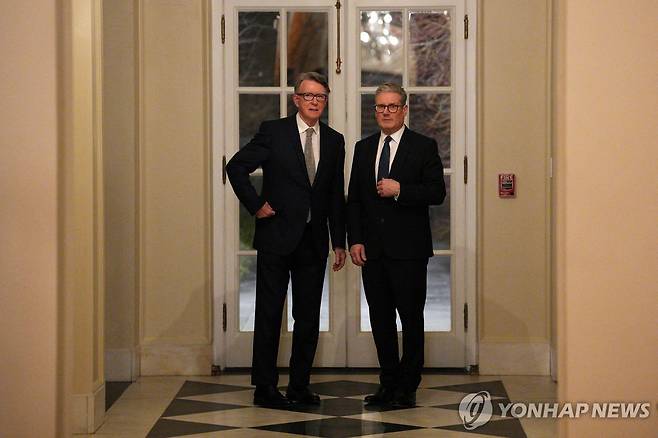 작년 2월 스타머 총리(오른쪽)와 맨덜슨 당시 주미 대사  [로이터 연합뉴스 자료사진. 재판매 및 DB 금지]