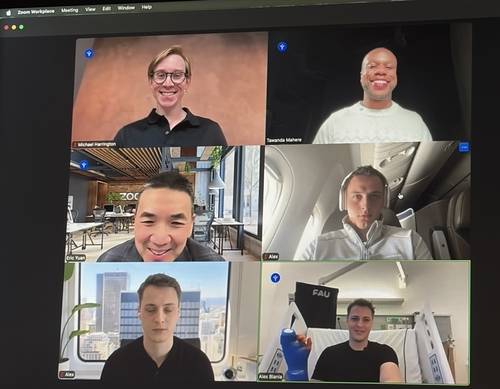 줌 회의에 참석한 가짜 알렉스 블라니아 17일(현지시간) 미국 샌프란시스코에서 열린 홍채인식 인간증명 플랫폼 '툴스포휴머니티'(TFH) 행사장에서 중계한 '줌' 비대면 회의 화면에 알렉스 블라니아 CEO를 사칭한 가짜 계정이 둘(가운데 오른쪽, 맨 아래 왼쪽) 들어온 모습. [샌프란시스코=연합뉴스]