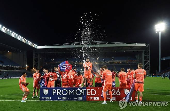 EPL 복귀를 확정한 코번트리 선수단의 세리머니 모습. [로이터=연합뉴스]