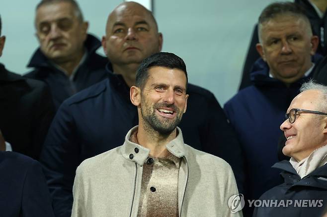 3월 보스니아와 이탈리아의 월드컵 축구 예선 경기를 관람하는 조코비치.  [AP=연합뉴스]