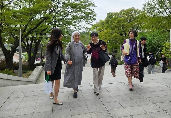 '박완서 아카이브' 향하는 이해인 수녀 박완서 작가 맏딸이자 수필가인 호원숙씨와 김수진 서울대 중앙도서관 기록문화유산팀장의 부축을 받으며 서울대 중앙도서관 '박완서 아카이브'로 이동 중인 이해인 수녀의 모습 [이해인 수녀 측 제공. 재판매 및 DB 금지]
