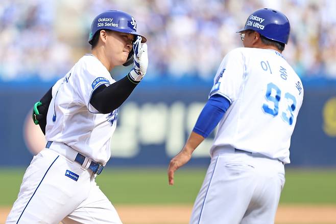 3점 홈런을 치고 기뻐하는 삼성 전병우(왼쪽) [삼성 라이온즈 제공. 재판매 및 DB 금지]