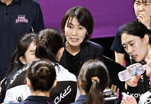 작전 지시하는 요시하라 흥국생명 감독(중앙) [한국배구연맹 제공. 재판매 및 DB 금지]