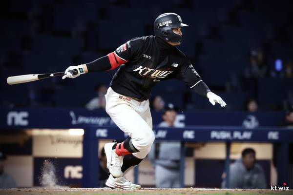 kt의 ‘알감자’ 권동진이 4회초 2사 만루에서 우중간을 가르는 3루타로 주자를 모두 불러들였다. 2026.4.14 /kt wiz 제공