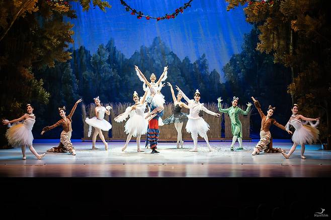 ▲ 수원시티발레단의 어린이 뮤지컬발페 미운오리새끼 공연 모습./사진제공=수원시티발레단