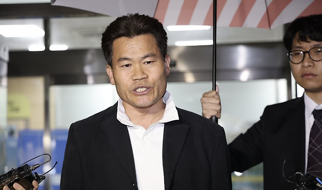 ▲&nbsp;이재명 대통령과 개혁신당 이준석 대표 명예를 훼손한 혐의로 경찰 수사를 받아온 한국사 강사 출신 유튜버 전한길(본명 전유관)씨가 지난 16일 구속 전 피의자 심문(영장실질심사) 기각 뒤 서울 영등포구 영등포경찰서를 나서며 취재진 질문에 답하고 있다./연합뉴스