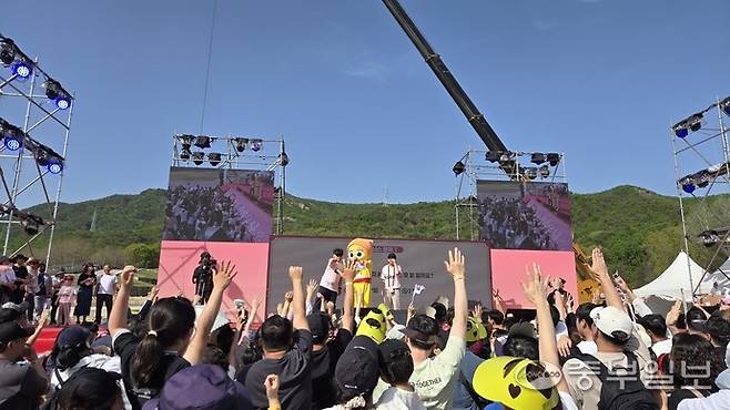 18일 회암사지 왕실축제에서 진행된 '정답 탁! 청동금탁! OX 퀴즈'에서 참가자들이 패자부활전을 하고 있다. 박홍기 기자