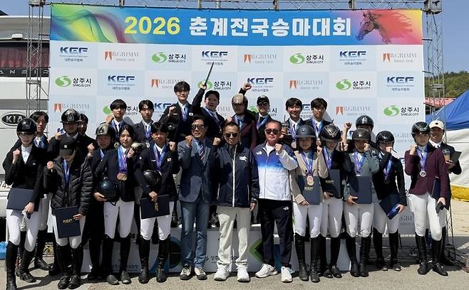 19일 경북 상주국제승마장에서 폐막한 2026 춘계전국승마대회 장애물 경기에 출전한 도 선수들이 기념사진을 찍고 있다. 사진=경기도승마협회