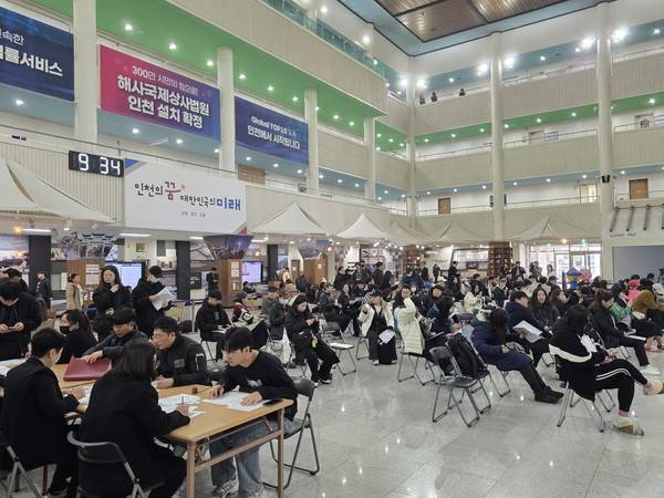 16일 오전부터 인천시청 본관 중앙홀에 '천원주택' 신청자들이 대기하고 있다. 2026.03.16. [사진 = 윤종환 기자]