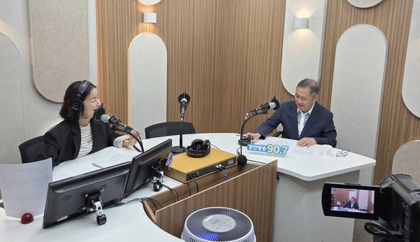 김송원 인천경실련 사무처장(오른쪽), 박주언 앵커 2026.4.17 [경인방송 시사뉴스팀]