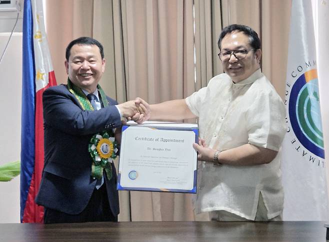 한국수자원공사(K-water)는 18일 필리핀 마닐라 대통령궁에서 윤석대 한국수자원공사 사장이 필리핀 대통령궁 직속 기관인 기후변화위원회(Climate Change Commission)의 특별고문으로 위촉됐다. 사진제공은 한국수자원공사