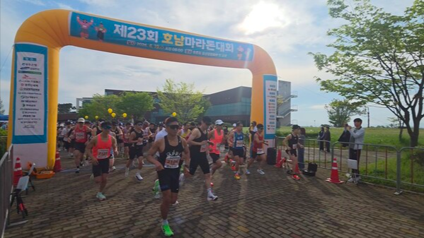 19일 오전 8시 나주 승촌보에서 호남마라톤대회 참여자들이 출발하고 있다. 황의재 수습기자