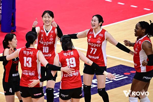 지난 1월 9일 광주 페퍼스타디움(염주체육관)에서 열린 흥국생명과의 경기에서 득점 후 기뻐하는 페퍼저축은행 선수들. 한국배구연맹 제공