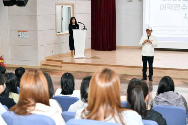 ◇2026 청소년 여름방학 어학연수 사전 간담회가 18일 화천커뮤니티센터에서 최문순 군수를 비롯해 참가 학생과 학부모 등이 참석한 가운데 열렸다.