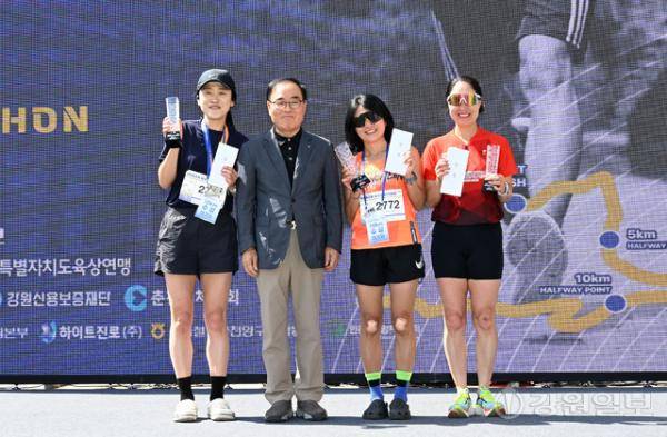 18일 춘천 송암스포츠타운에서 열린 ‘2026 함기용 세계제패기념 제23회 춘천호반마라톤대회’ 여자 10km 순위권 시상식이 열려 수상자들이 단체사진을 촬영하고 있다. 임도혁 기자