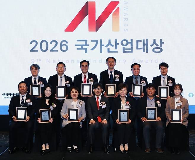 고려아연(회장 최윤범)은 지난 16일 서울 엘타워에서 열린 2026 국가산업대상 시상식에서 '지속가능 부문' 수상자로 선정됐다. 행사에는 김기준 고려아연 지속가능경영본부장(부사장), 박기찬·이화진 산업정책연구원 공동 원장, 심사위원장을 맡은 김영규 고려대학교 경영대학 교수 등 관계자 200여명이 참석했다. 고려아연 제공