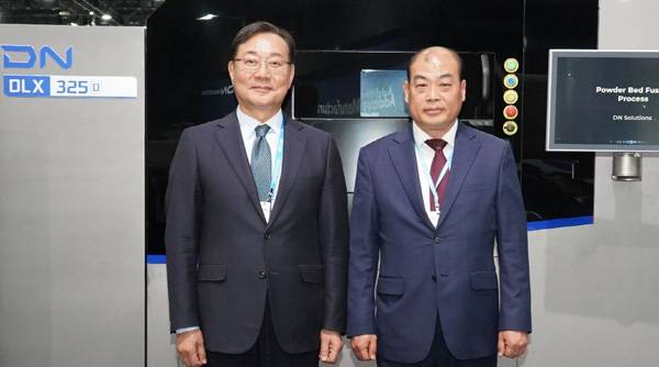 김원종(왼쪽) DN솔루션즈 대표이사와 이근 LDAS 대표이사가 지난 14일 경기 고양시 킨텍스 전시장에서 기념촬영하고 있다. / DN솔루션즈