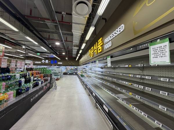 양산 농수산물유통센터 수탁운영업체인 우리마트가 기업회생절차를 신청한 가운데 신선·가공식품 등 일부 매장이 텅 비어 있다. /이현희 기자