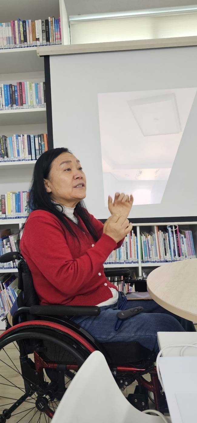 오성윤 씨는 후천 장애를 딛고 장애인식 개선 강사 활동을 하고 있다.