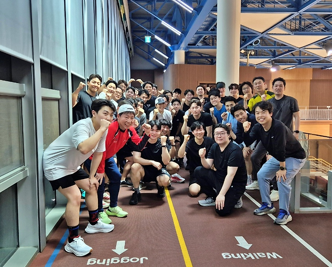 ‘달리기로 건강 UP’ 특강을 마친 포항제철소 직원들이 활기찬 모습으로 기념 촬영을 하고 있다. /포항제철소 제공
