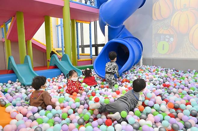 진보키즈카페에 마련된 볼풍장에서 아이들이 작은 손으로 공을 움켜쥐고 즐기고 있다./청송군제공