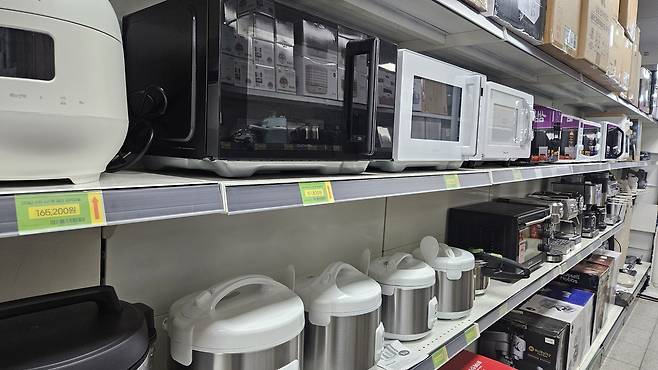 포항시 북구 한 매장의 소형 가전 리퍼 제품 코너.