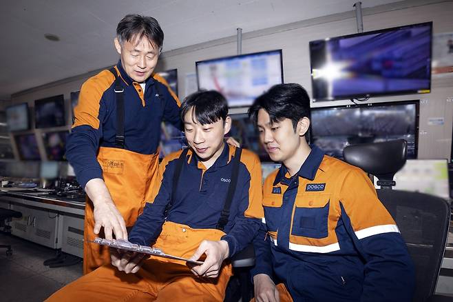포스코 포항제철소 제강부 4연주공장 김동욱 대리가 선후배 직원들과 함께 공정을 모니터링 하고 있다.