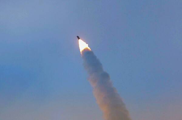 북한이 지난 1월 4일 김정은 북한 국무위원장의 참관하에 극초음속미사일 발사 훈련을 진행했다고 하며 공개한 사진. 연합뉴스