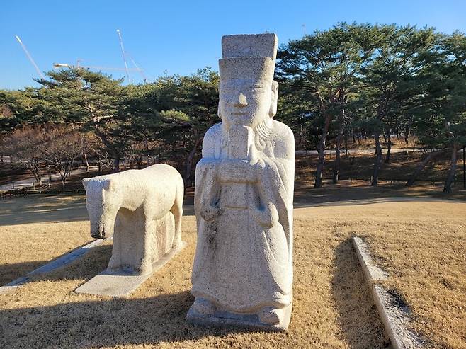▲ 선의왕후릉 문인석과 석마
