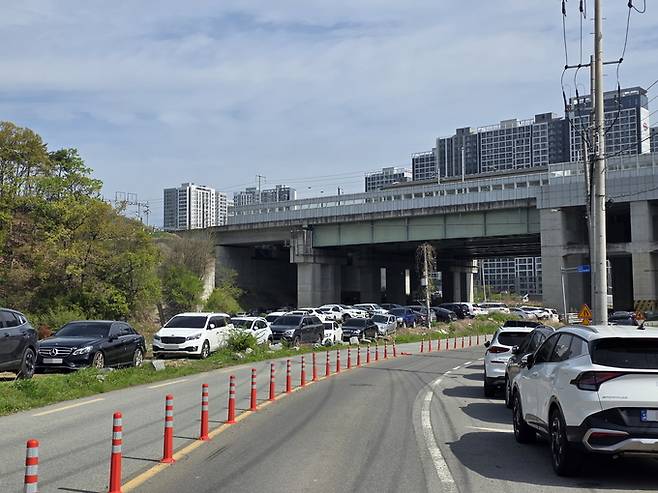 ▲ KTX경주역에서 내남면으로 연결되는 내외로 도로변과 하천 제방에도 빈 공간이 없을 정도로 무단주차 차량들이 주차해 있다. 황기환 기자