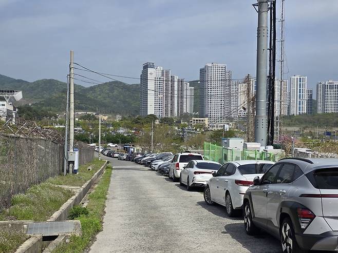 ▲ 경주역 인근 농로에도 '얌체주차' 차량들이 차지하면서 농로를 이용하는 농민들이 불편을 겪고 있다. 황기환 기자