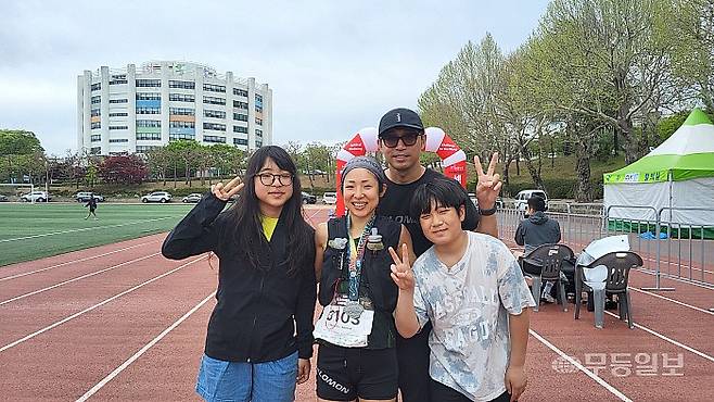 19일 2026 무등산 더블하트 국제 트레일런 대회 여자부 1위를 달성한 테라다 미나(40)씨와 가족들.