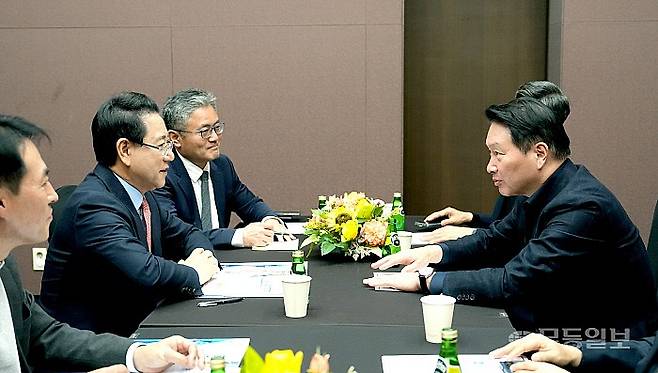 김영록 전라남도지사가 3일 서울 코엑스 오픈미팅룸에서 SK 최태원회장과 면담을 갖고 ‘오픈AI AI데이터센터’ 등과 관련해 SK 그룹 투자협의를 하고 있다.