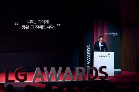 지난 16일 경기도 이천 LG인화원에서 열린 LG어워즈에서 구광모 (주)LG 대표가 고객 심사단이 남긴 소감을 언급하며 축사를 하고 있는 모습. / 사진=LG