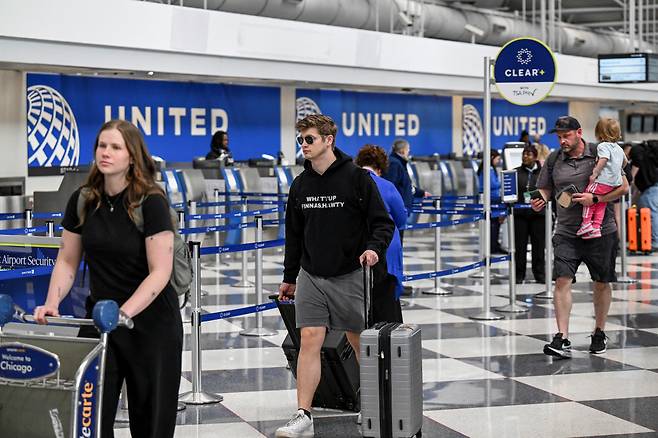 승객들이 14일(현지시간) 미국 일리노이주 시카고오헤어국제공항에서 항공 터미널을 지나가고 있다. 시카고(미국)/로이터연합뉴스