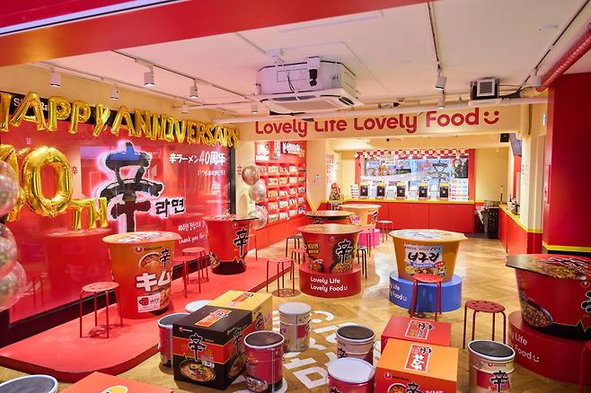 15일 일본 도쿄 하라주쿠 다케시타 거리에 있는 '신라면분식' 내부 모습.(사진제공=농심)