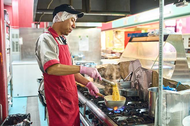16일 오전 일본 놀이공원 후지큐 하이랜드(하이랜드)와 농심이 협업한 메뉴를 현지 요리사가 조리 중이다.(사진제공=농심)
