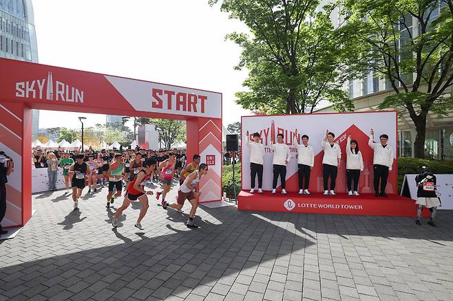 19일 서울 잠실에서 열린 ‘2026 롯데월드타워 스카이런(SKY RUN)’ 참가자들이 출발선을 달려나가고 있다.(사진제공=롯데물산)
