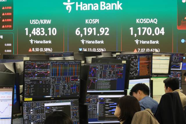 지난 17일 서울 중구 하나은행 본점 딜링룸에 코스피 등을 비롯한 지수가 표시되고 있다. /연합뉴스