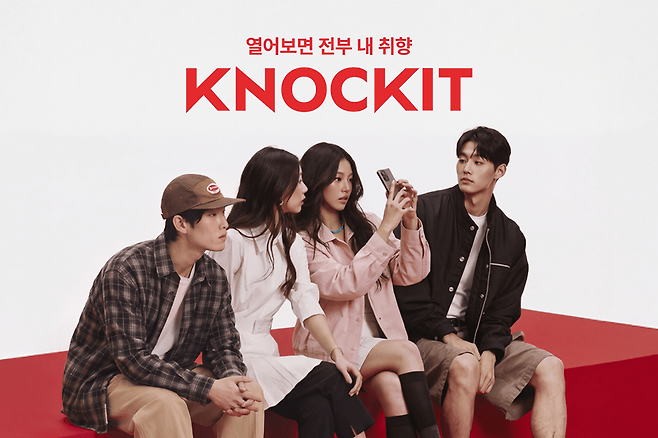 네이버가 론칭한 컨템포러리 패션 서비스 '노크잇' 대표컷. [이미지=네이버]