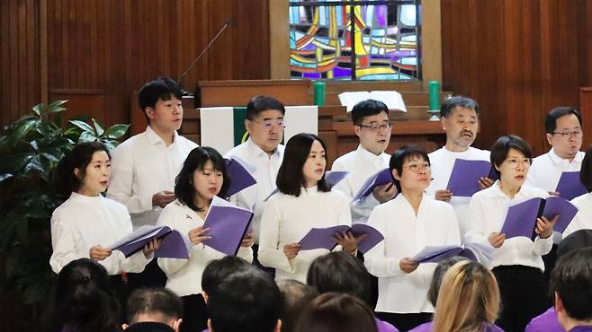 평화합창단이 10월 27일, 이태원 참사 3주기 추모 예배에서 찬양하고 있다. 사진 제공 이제혁