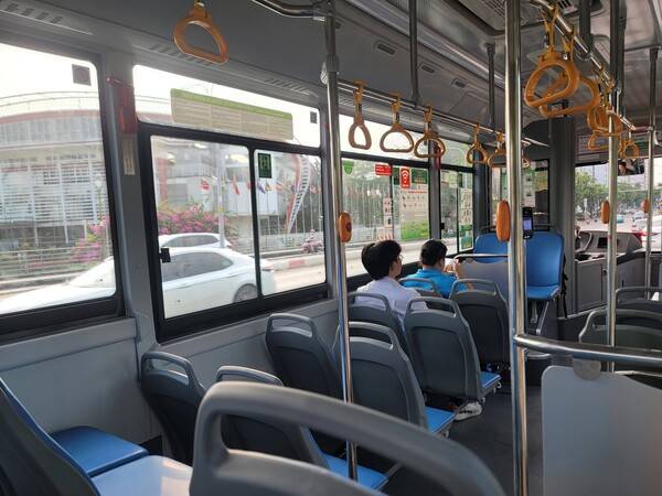 필자가 타고 출근하는 새 전기버스