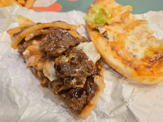 큐브 스테이크가 소스와 함께 얹힌 모습. 일부는 다소 질겨 호불호가 갈릴 것 같았다.