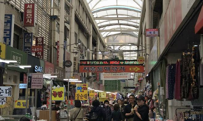지난 14일 대구 서문시장이 평일 오후에도 인파로 붐비고 있다. 상인과 시민들 사이에선 대구시장 선거를 둘러싼 민심 변화와 ‘막판 선택’에 대한 이야기가 이어졌다. (사진=송재민 기자)