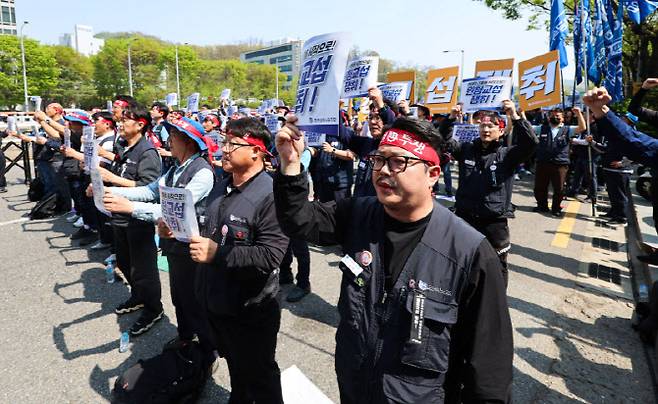 금속노조 조합원들이 지난 15일 서울 서초구 현대차그룹 본사 인근에서 열린 현대차그룹 원청교섭 쟁취 금속노조 결의대회에서 구호를 외치고 있다. (사진=뉴시스)