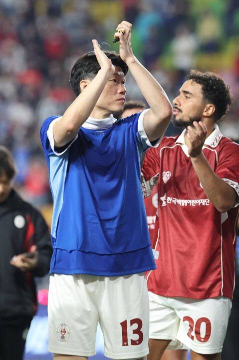 팬들에게 박수 보내는 박지성. 사진=연합뉴스