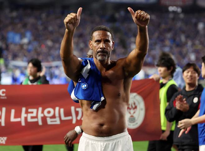 OGFC의 리오 퍼디난드가 응원석 팬들을 향해 인사하고 있다. 사진=뉴스1