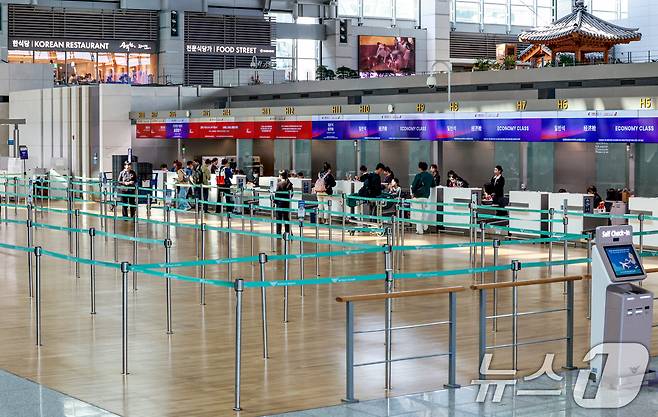 중동 사태에 장기화로 국제선 항공권의 유류할증료가 사상 최고 수준으로 치솟은 16일 인천국제공항 제1여객터미널 출국장이 한산한 모습을 보이고 있다.  2026.4.16 ⓒ 뉴스1 이호윤 기자