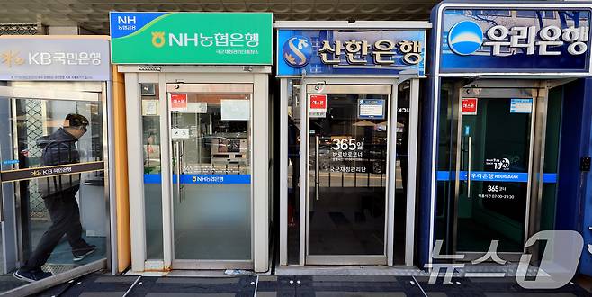 12일 서울 시내의 마련된 주요 은행 ATM기기를 시민이 이용하고 있다. 2026.4.12 ⓒ 뉴스1 이호윤 기자